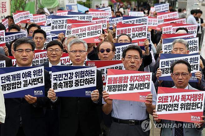 지난달, 국회 앞에서 열린 ‘의료기사법 개정 결사 저지’ 전국 의사·치과의사 대표자 궐기대회에서 김택우 대한의사협회장을 비롯한 참석자들이 관련 구호를 외치고 있다./사진=연합뉴스