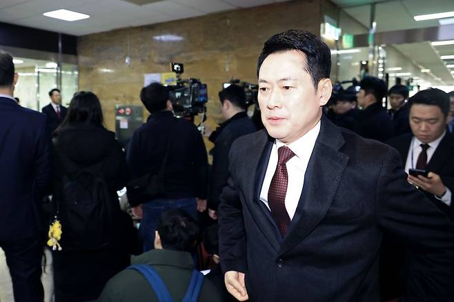 장동혁 국민의힘 대표가 지난 2월 2일 서울 여의도 국회에서 백브리핑을 하는 오세훈 서울시장을 지나치고 있다. 뉴시스