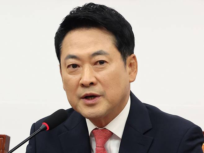 장동혁 국민의힘 대표가 15일 오전 서울 여의도 국회에서 열린 최고위원회의에서 발언을 하고 있다. 뉴스1