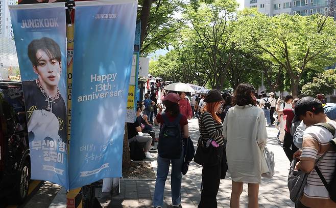지난 13일 'BTS 월드투어 아리랑 IN 부산' 공연이 열리는 부산 동래구 아시아드주경기장 주변에 전 세계에서 도착한 팬들로 북적이고 있다. 송봉근 객원기자