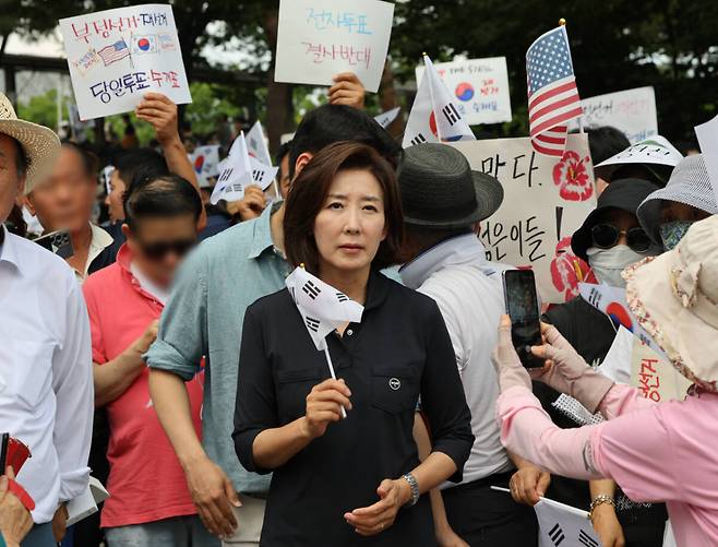 나경원 국민의힘 의원이 6·3 지방선거 투표용지 부족 사태를 규탄하는 '개표소 봉쇄 시위'가 이어진 14일 서울 송파구 올림픽공원 핸드볼경기장 앞을 방문, 시민들과 인사하고 있다. 연합뉴스