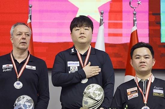조명우가 15일 새벽 끝난 앙카라3쿠션월드컵 결승전에서 숨막히는 접전 끝에 야스퍼스를 50:49, 1점차로 제치고 우승을 차지했다. 시상식에서 국기에 대한 경례를 하는 조명우. (사진=SOOP)
