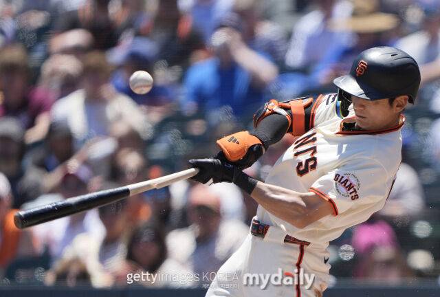 MLB 샌프란시스코 이정후가 15일(한국시각) 열린 시카고 컵스전에서 타격하고 있다. 그는 이날 멀티 히트를 쳤다./게티이미지코리아