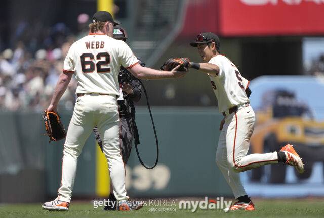 MLB 샌프란시스코 투수 로건 웹이 15일 열린 시카고 컵스전 8회초 호수비를 한 이정후와 함께 하이파이브를 나누고 있다./게티이미지코리아