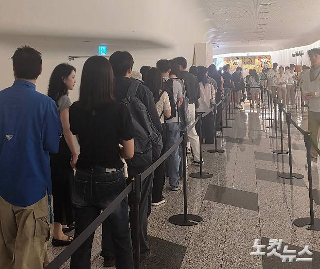 오전 11시부터 저녁 6시까지 하루 14차례 열리는 이번 전시는 수많은 관람객들이 몰려 매진 행렬을 이루고 있다. 곽인숙 기자