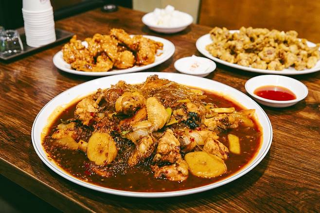 또이스치킨찜닭의 한상차림. 찜닭과 양념치킨(반마리), 닭똥집