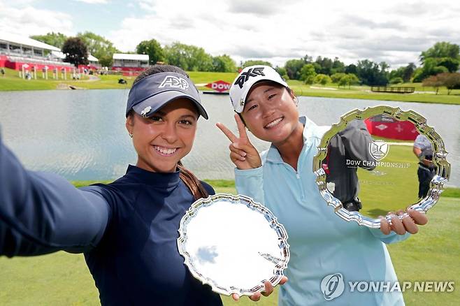 역전 우승을 달성한 야나 윌슨(왼쪽)과 지나 김 [Getty Images via AFP=연합뉴스)
