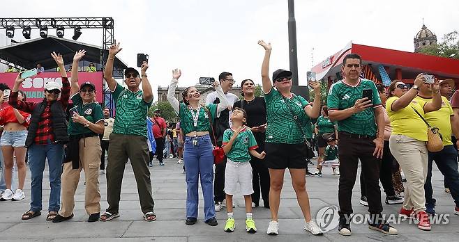 2026 월드컵 팬페스타 즐기는 축구팬들 (과달라하라=연합뉴스) 최재구 기자 = 2026 북중미 월드컵 개최도시 중 하나인 멕시코 과달라하라. 13일(현지시간) 축구팬 등이 과달라하라 대성당 앞 해방광장에서 열린 팬페스타 행사를 즐기고 있다. 2026.6.14 jjaeck9@yna.co.kr