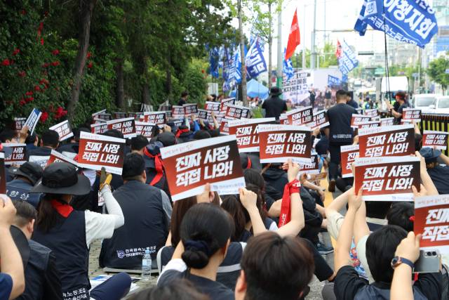 지난달 28일 금속노조는 현대차 울산공장 앞에서 결의대회를 열고 현대차의 원청 교섭을 촉구했다. 금속노조 제공