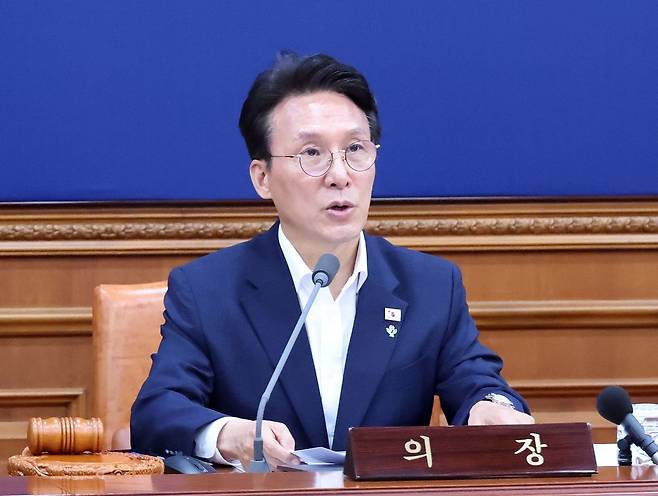 김민석 국무총리가 16일 서울 종로구 정부서울청사에서 열린 국무회의 겸 비상경제본부회의에 참석, 잠실 개표소 봉쇄와 관련해 단호한 대처를 지시하고 있다. 〈사진=연합뉴스〉