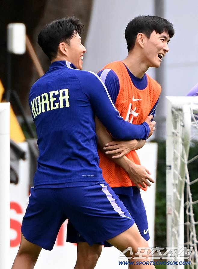 2026 북중미 월드컵 체코전에서 승리한 대한민국 월드컵 대표팀이 15일(한국시각) 멕시코 과달라하라 인근 사포판 월드컵대표팀 베이스캠프 훈련장 치바스 베르데 바예에서 훈련을 가졌다. 황인범이 손흥민의 밀착마크에 웃음을 터뜨리고 있다. 사포판(멕시코)=허상욱 기자wook@sportschosun.com/2026.06.15/