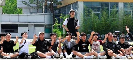 2026 북중미 월드컵 조별리그 A조 한국과 체코의 경기가 펼쳐진 지난 12일 대전 유성구 국립중앙과학관에서 경북 영덕중학교 학생들이 대형 전광판으로 경기 중계를 보며 한국 대표팀을 응원하고 있다. 연합뉴스