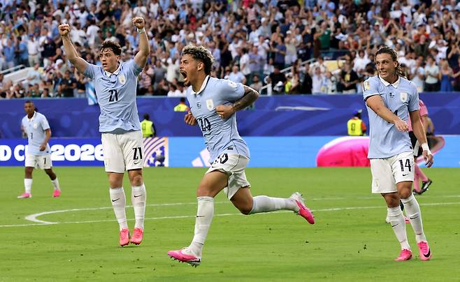 우루과이의 막시 아라우호(가운데)가 16일 미국 플로리다주 마이애미 스타디움에서 열린 2026 북중미 월드컵 H조 사우디아라비아전 후반 35분 동점골을 터뜨린 뒤 페데리코 비냐스(왼쪽), 아구스틴 카노비오와 함께 기뻐하고 있다. 우루과이는 사우디아라비아와 1대1로 비겼다. /로이터 연합뉴스