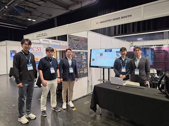 통신 분야 대표 국제학술대회인 'IEEE ICC 2026'에 참석한 LG전자 권순희 선임, 이상림 책임(LG CTO 부문), POSTECH 이남윤 교수, 박범수 박사과정, 박찬호 박사후연구원(왼쪽부터). POSTECH 제공