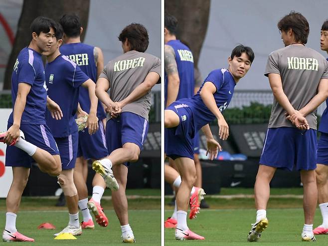 15일 멕시코 할리스코주 과달라하라 인근 사포판에 위치한 베이스캠프 훈련장 치바스 바예 베르데에서 스트레칭을 하던 양현준에게 홍명보 감독이 직접 시범을 보이고, 양현준은 과장되게 스트레칭을 해보이고 있다. 사포판=최주연 기자