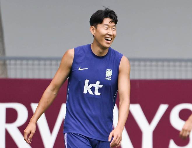 15일 멕시코 할리스코주 과달라하라 인근 사포판에 위치한 베이스캠프 훈련장 치바스 바예 베르데에서 손흥민이 훈련 중 활짝 웃고 있다. 사포판=최주연 기자