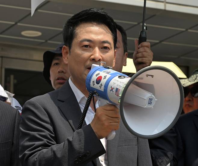 장동혁 국민의힘 대표가 16일 서울 송파구 올림픽공원 핸드볼경기장에서 투표용지 부족사태 규탄 개표소 봉쇄 시위대를 만나 확성기를 들고 발언하고 있다. 공동취재단