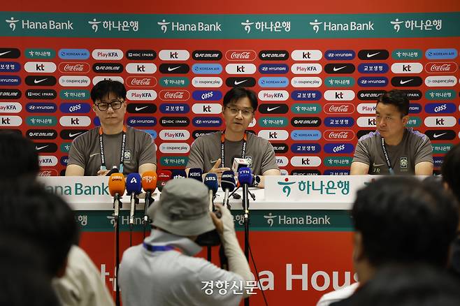 송준섭 축구대표팀 수석주치의(왼쪽부터)와 한덕현 멘털 코치가 16일 베이스 캠프인 치바스 벨레 베르데에서 취재진과 만나 선수들의 몸과 마음을 지원하는 체계에 대해 설명하고 있다. 과달라하라 | 문재원 기자