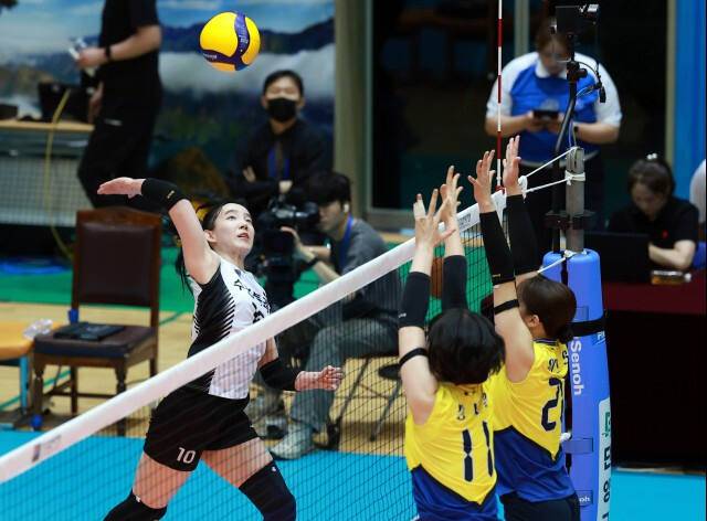 수원시청의 고민지(왼쪽)가 16일 충북 단양군체육관에서 열린 2026 한국실업배구연맹 & 프로배구 퓨처스 챔프전 여자부 결승 수원 현대건설전에서 스파이크를 시도하고 있다. 한국실업배구연맹 제공