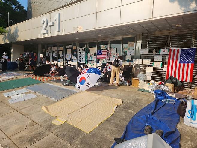 16일 잠실 개표소(올림픽공원 핸드볼경기장) 진입을 시도하던 경찰 병력이 시위 참가자들의 거센 저지로 무산되자 현장에서 철수하고 있다. 시민 제공