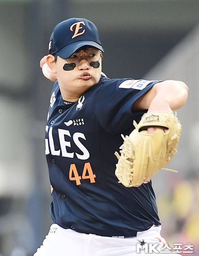 2025년 10월 26일 오후 잠실구장에서 ‘2025 신한 SOL Bank KBO 포스트시즌’ 한화 이글스와 LG 트윈스의 한국시리즈(7전 4선승제) 1차전이 열렸다. 8회말 2사에서 한화 김서현이 등판해 역투하고 있다. 사진=김영구 기자