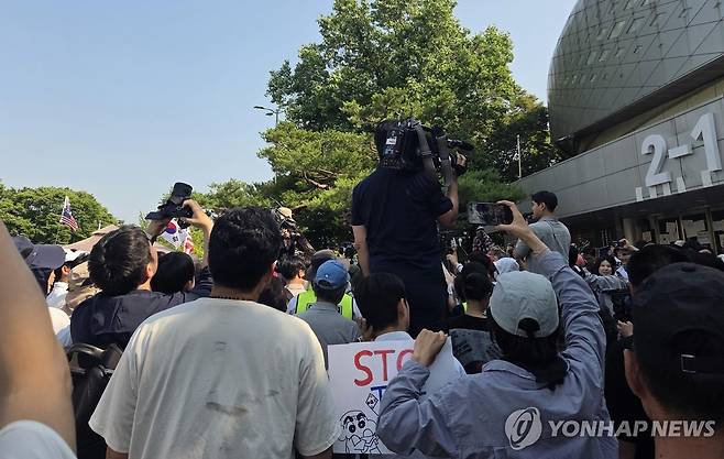 체육단체들, 봉쇄된 경기장 진입 시도…시위대와 대치 (서울=연합뉴스) 정지수 기자 = 6·3지방선거 투표용지 부족 사태로 촉발된 잠실 개표소 봉쇄 시위가 12일째 이어진 16일 서울 송파구 올림픽공원 핸드볼경기장으로 진입하려던 체육단체 직원들이 시위대와 대치하고 있다. 2026.6.16 index@yna.co.kr