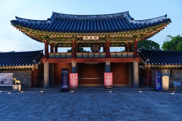 제주목관아는 원도심의 역사와 밤 풍경을 함께 즐길 수 있다.