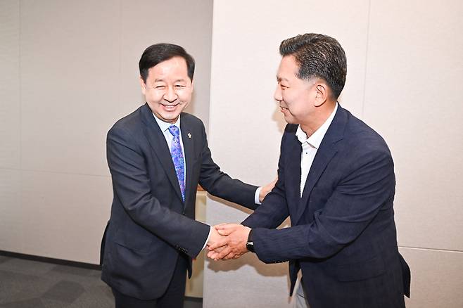 구윤철(왼쪽) 부총리 겸 재정경제부 장관과 김장호 구미시장이 악수를 하고 있다.<구미시 제공>