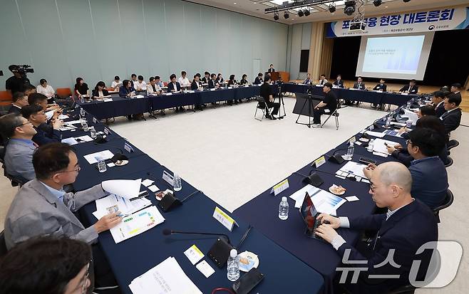이억원 금융위원장이 17일 오후 서울 중구 예금보험공사에서 포용금융 현장 대토론회를 주재하고 있다. 이번 대토론회에서 포용금융을 일회성 민생대책이나 개별 정책상품 확대 차원이 아닌, 금융시스템 전반의 작동방식을 바꾸는 구조개혁 과제에 대해 논의했다. (금융위원회 제공. 재판매 및 DB금지) 2026.6.17 ⓒ 뉴스1