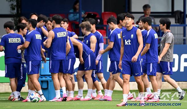 16일(한국시각) 멕시코 과달라하라 인근 사포판 월드컵대표팀 베이스캠프 훈련장 치바스 베르데 바예에서 진행된 대한민국 월드컵 대표팀의 공식 훈련. 손흥민이 훈련 중 발걸음을 옮기고 있다. 사포판(멕시코)=허상욱 기자wook@sportschosun.com/2026.06.16/