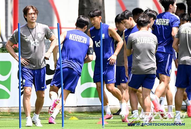 16일(한국시각) 멕시코 과달라하라 인근 사포판 월드컵대표팀 베이스캠프 훈련장 치바스 베르데 바예에서 진행된 대한민국 월드컵 대표팀의 공식 훈련. 홍명보 감독이 선수들의 훈련에 함께하고 있다. 사포판(멕시코)=허상욱 기자wook@sportschosun.com/2026.06.16/