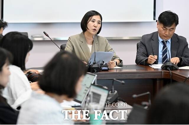 17일 박찬대 인천시장 당선인 인수위 남영희 대변인이 서울 지하철 7호선 청라연장선 개통 지연에 대한 기자 브리핑을 하고 있다. /박찬대 당선인 인수위