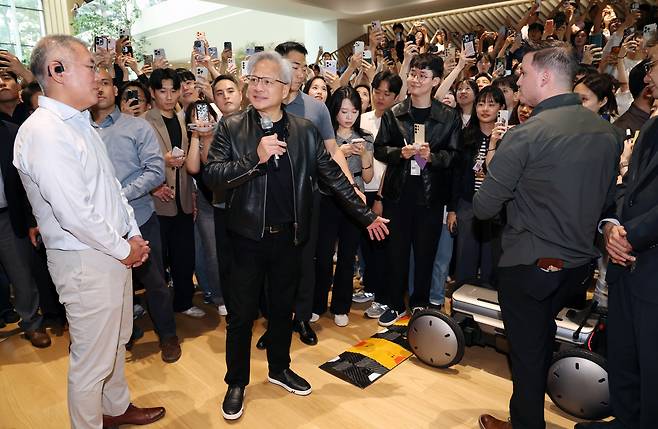 젠슨 황 엔비디아 최고경영자(CEO)가 8일 서울 서초구 현대자동차 본사에서 관계자에게 이동형 로봇 플랫폼 '모베드(MobED)' 에 대한 설명을 들은 뒤 발언하고 있다./연합