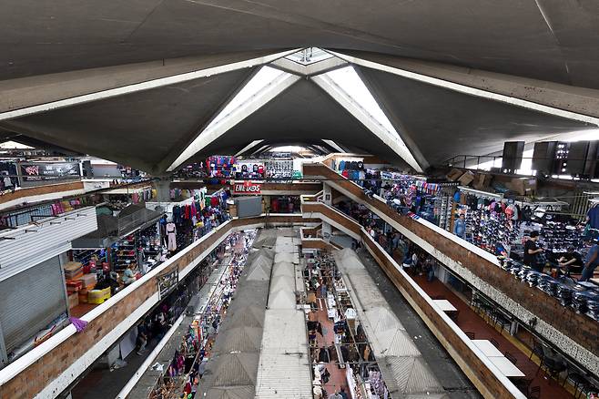 2026년 6월 15일(현지시간) 멕시코 할리스코주 과달라하라의 산 후안 데 디오스 시장(Mercado San Juan de Dios). 1958년 개장한 이 시장은 면적 4만㎡, 약 3,000개 점포를 갖춘 중남미 최대 규모 실내 시장 중 하나로 꼽힌다. /김지호 기자