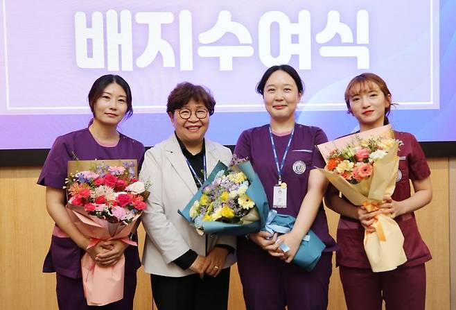 제주대학교병원 첫 숙련간호사(CNⅢ) 승단식 참석자들이 기념촬영을 하고 있다. 제주대병원은 숙련 간호인력 육성을 통해 환자안전과 간호서비스 질 향상을 추진한다. /사진=제주대학교병원 제공