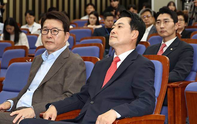 장동혁 국민의힘 대표가 17일 국회에서 열린 의원총회에 굳은 표정으로 참석해 있다. 윤운식 선임기자 yws@hani.co.kr