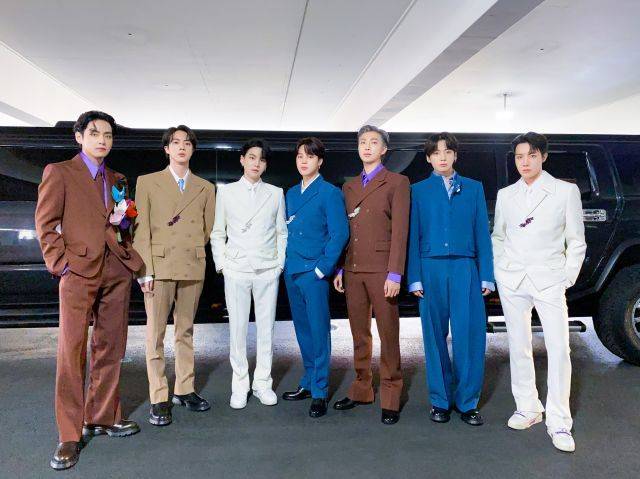 그룹 방탄소년단(BTS)이 2022년 미국 라스베이거스 MGM 그랜드 가든 아레나에서 열린 제64회 그래미 시상식에 도착해 포즈를 취하고 있다. 연합뉴스 제공