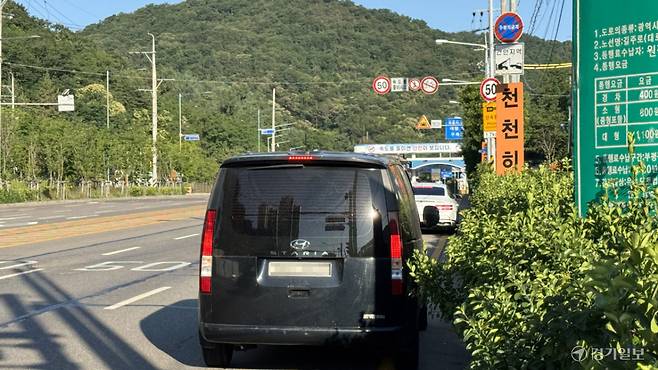 16일 오전 6시55분께 인천 원적산터널 요금소 앞. 무료 통행 시간을 기다리며 차량들이 갓길에 주차하고 대기 중이다. 정성식기자