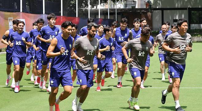 한국 축구 국가대표팀 선수들이 15일(현지시간) 멕시코 과달라하라 인근 사포판의 치바스 바예 베르데에서 훈련에 앞서 러닝을 하는 모습. 연합뉴스