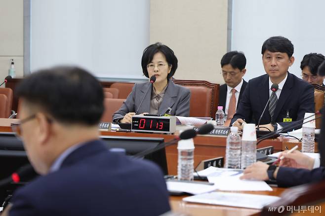 전현정 중앙선관위원 후보자가 지난 3월26일 서울 여의도 국회에서 열린 행정안전위원회의 윤광일, 전현정 중앙선거관리위원 후보자 인사청문회에서 의원 질의에 답하고 있는 모습. /사진=뉴시스