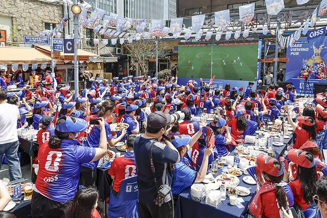 FIFA 월드컵 2026 공식 스폰서 카스가 대한민국 축구 대표팀과 체코의 경기가 열린 12일 서울·수도권 등 주요 스포츠펍 및 외식 명소에서 운영한 ‘카스 뷰잉펍’에서 사람들이 모여 응원을 하고 있다. 사진제공=카스