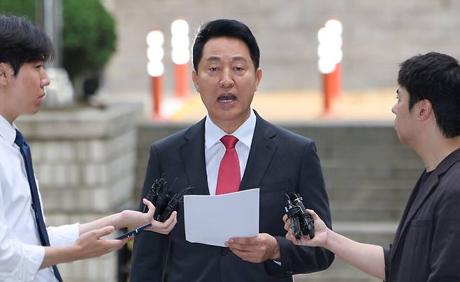 오세훈 서울시장이 17일 서울 서초구 서울중앙지방법원에서 열린 '명태균 여론조사 의혹' 사건 1심 결심공판에 출석하며 입장을 밝히고 있다. ⓒ연합뉴스