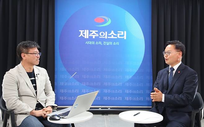 김성범 의원(오른쪽), 좌용철 제주의소리 편집국장 ⓒ제주의소리