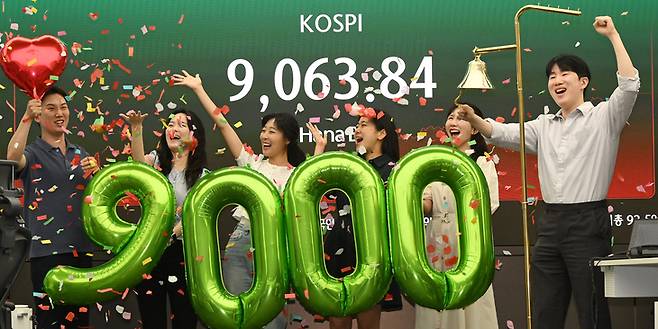 ▲18일 서울 중구 하나은행 본점 딜링룸에서 직원들이 코스피 9,000 기념 타종 세리머니를 하고 있다.