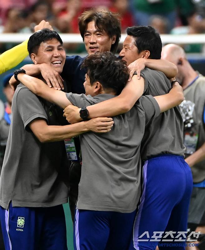 12일(한국시각) 멕시코 과달라하라 사포판의 에스타디오 과달라하라에서 열린 2026 북중미월드컵 대한민국과 체코의 경기. 대한민국이 2대1로 승리했다. 경기가 끝나자 홍명보 감독이 환호하고 있다. 사포판(멕시코)=허상욱 기자wook@sportschosun.com/2026.06.12/