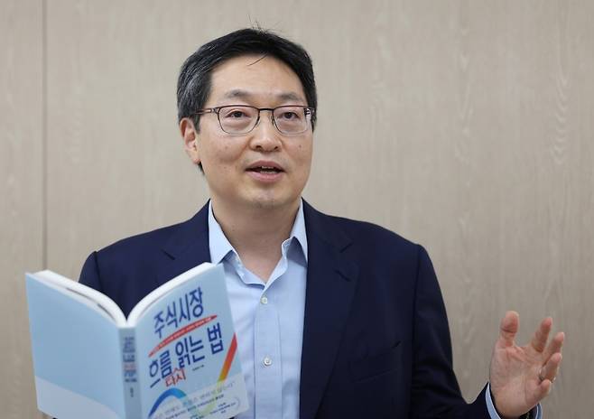 김정남 前 APG 자산운용 홍콩오피스 상무 18일 한국경제신문 본사에서 일본의 전설적 애널리스트 우라가미 구니오의 '사계절론'에 대해 설명하고 있다. 이솔 기자