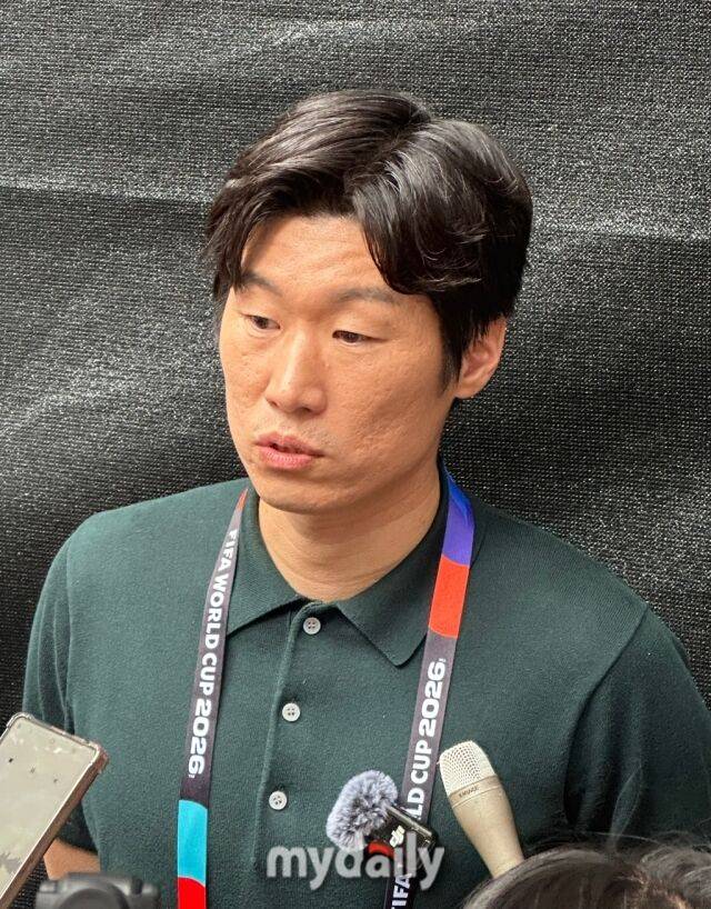 박지성 JTBC 해섥위원이 18일 멕시코 과달라하라 인근 사포판의 치바스 베르데 바예에서 진행된 대표팀의 훈련을 지켜본 후 취재진과 인터뷰를 진행했다./사포판(멕시코)=최병진 기자