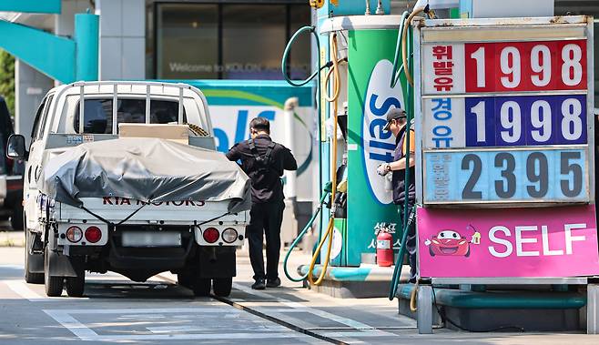 서울 시내 한 주유소에 가격 정보가 표시돼 있다. 뉴스1