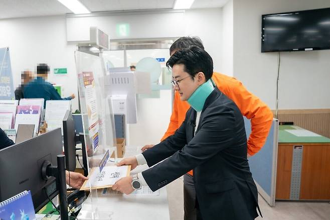 6·3 지방선거에 출마했던 정이한 전 개혁신당 부산시장 후보가 자신에게 음료를 투척한 30대 남성의 선처를 요구하며 탄원서를 제출하고 있다. 경찰은 음료 투척 사건이 정 전 후보의 자작극이었다는 정황을 포착하고 수사를 벌이고 있다. ⓒ 정이한 전 후보 블로그 캡처