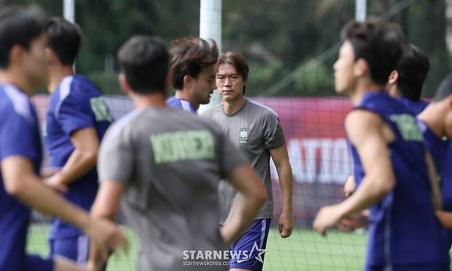 대한민국 축구 국가대표팀이 2026 북중미월드컵 A조 예선 멕시코전을 하루 앞두고 17일 멕시코 과달라하라 치바스 베르데 바예에서 훈련을 진행했다. 홍명보 감독이 상념에 잠긴 채 선수들의 훈련을 바라보고 있다. /사진=김진경 대기자